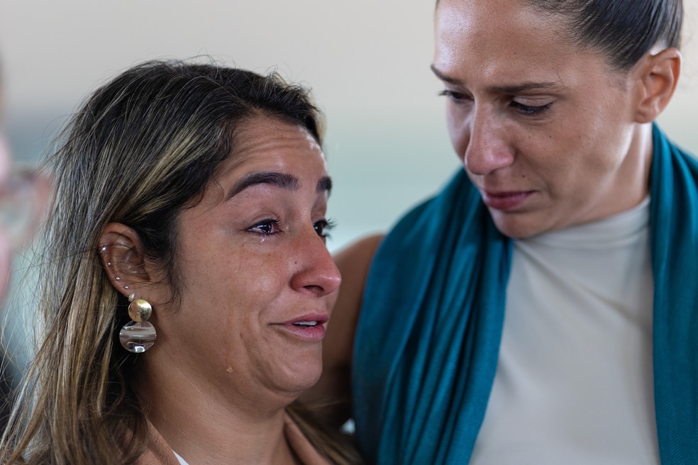 Após o julgamento, o abraço das viúvas de Anderson e Marielle, Ágatha Arnaus e Monica Benício — Foto: Brenno Carvalho / Agência O Globo