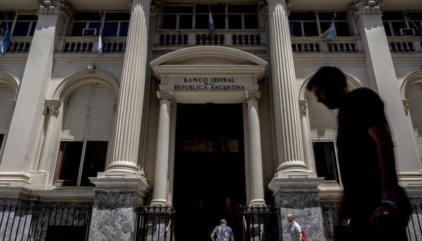 Milei ressuscita o crédito imobiliário na Argentina e provoca corrida aos bancos