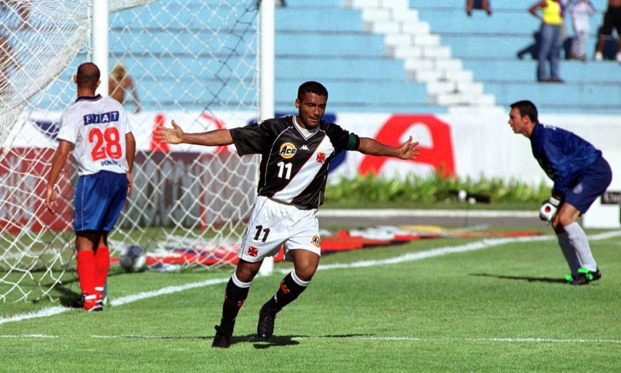 25º - VASCO (2000) - Romário celebra gol em empate contra o Bahia, pela Copa João Havelange.  — Foto: Jonne Roriz/Coperphoto/L! Sportpress