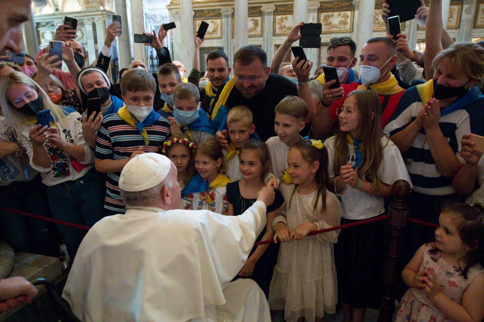 Papa Francisco roga bênçãos a membros da comunidade ucraniana em Roma, enquanto preside o Rosário pela paz na Ucrânia e pelo fim das guerras em todo o mundo, na Basílica de São Pedro  — Foto: Vaticano Media / AFP