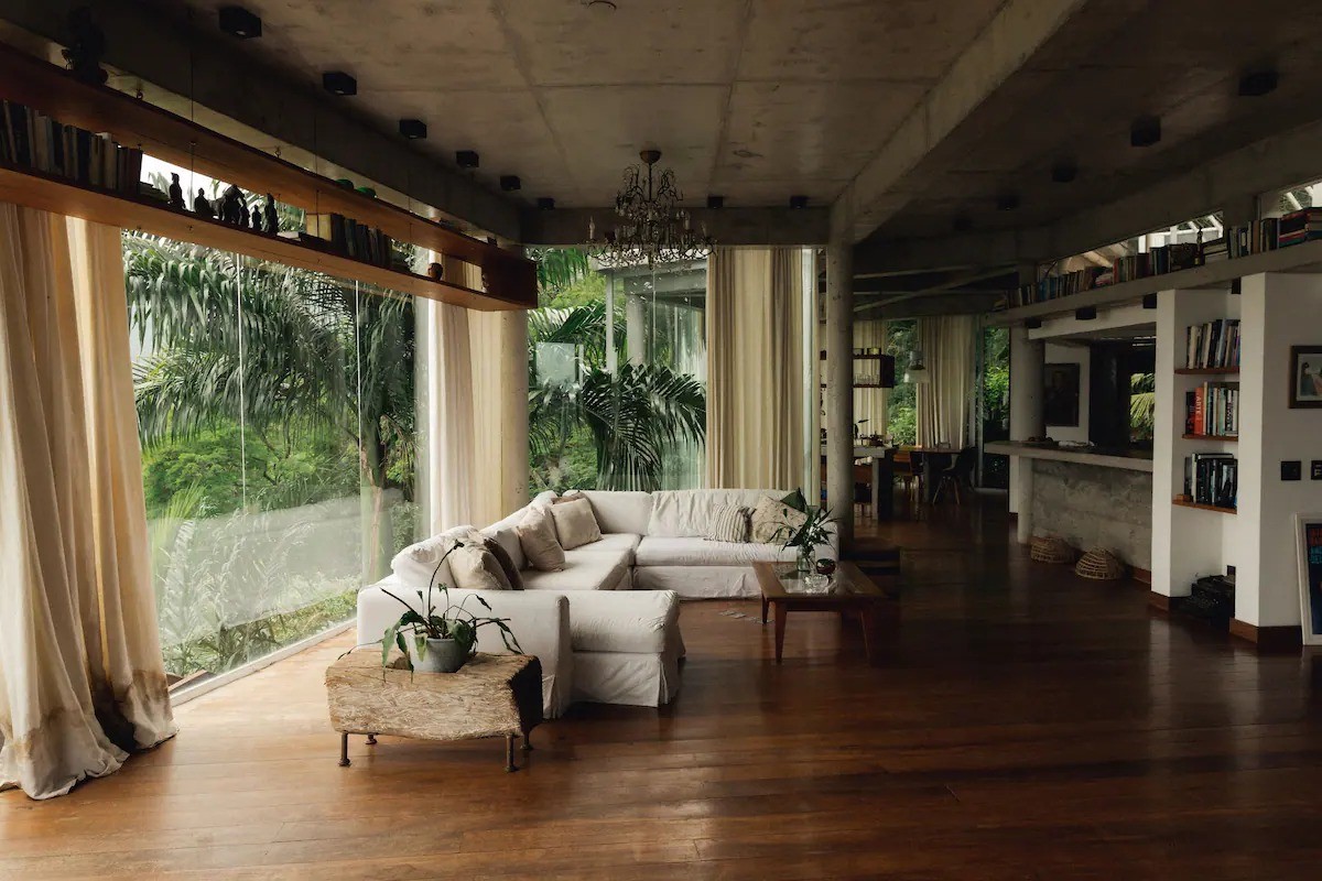 Sala da casa de Caio Blat — Foto: Reprodução/Airbnb