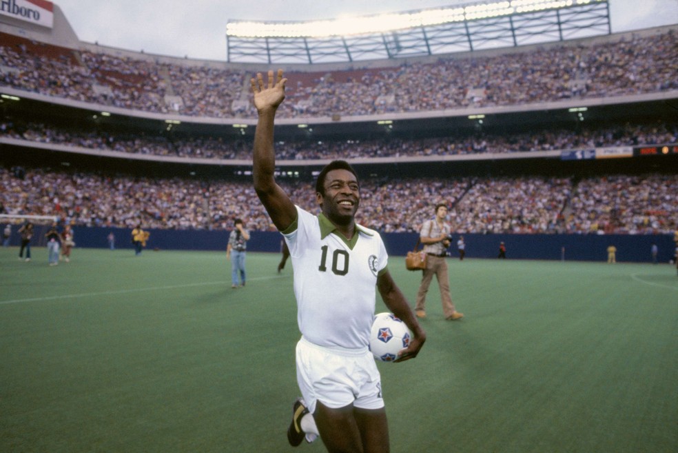 Pelé, maior jogador do mundo deixa legado e é reverenciado