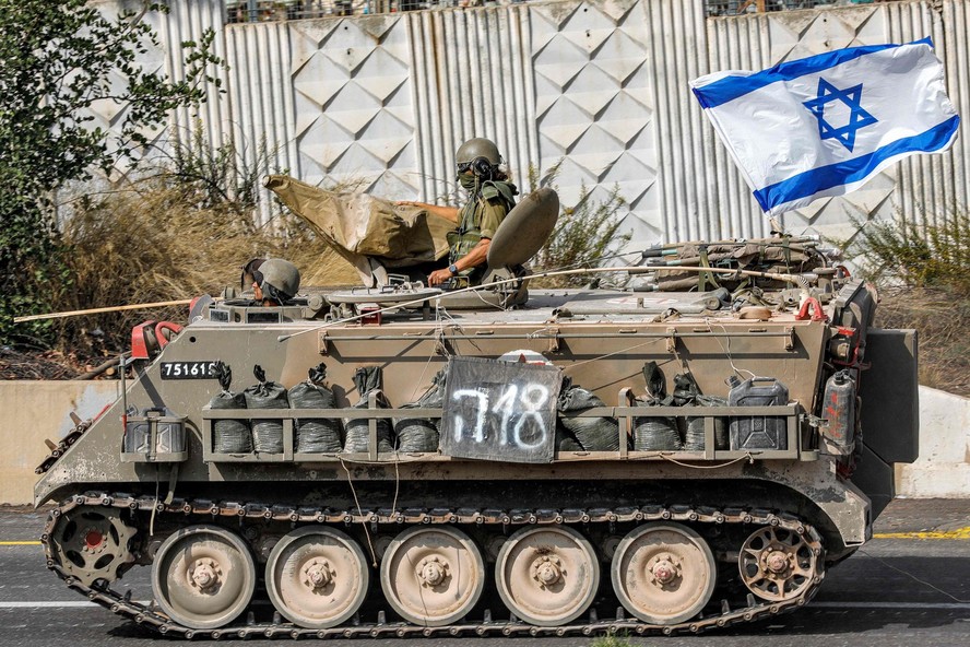Veículo médico do Exército de Israel se desloca nas proximidades da fronteira com o Líbano