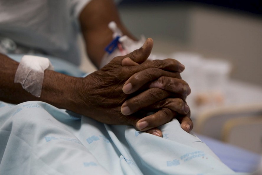 Paciente recebe atendimento contra Covid-19 no Hospital Espanhol, em Salvador