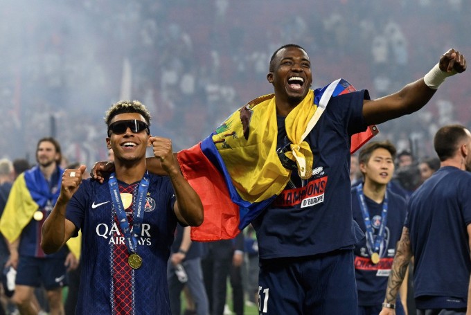 PSG celebra título europeu com máscaras de esqui inusitadas