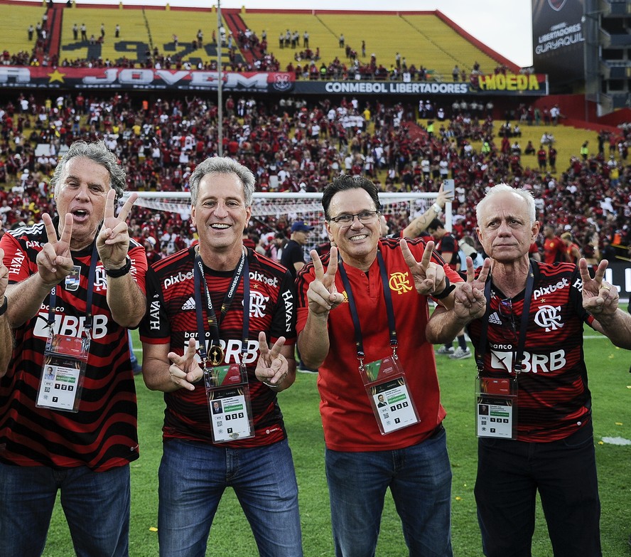 Rodolfo Landim (ao centro) e outros dirigentes comemoraram o tri do Flamengo na Libertadores fazendo o 22