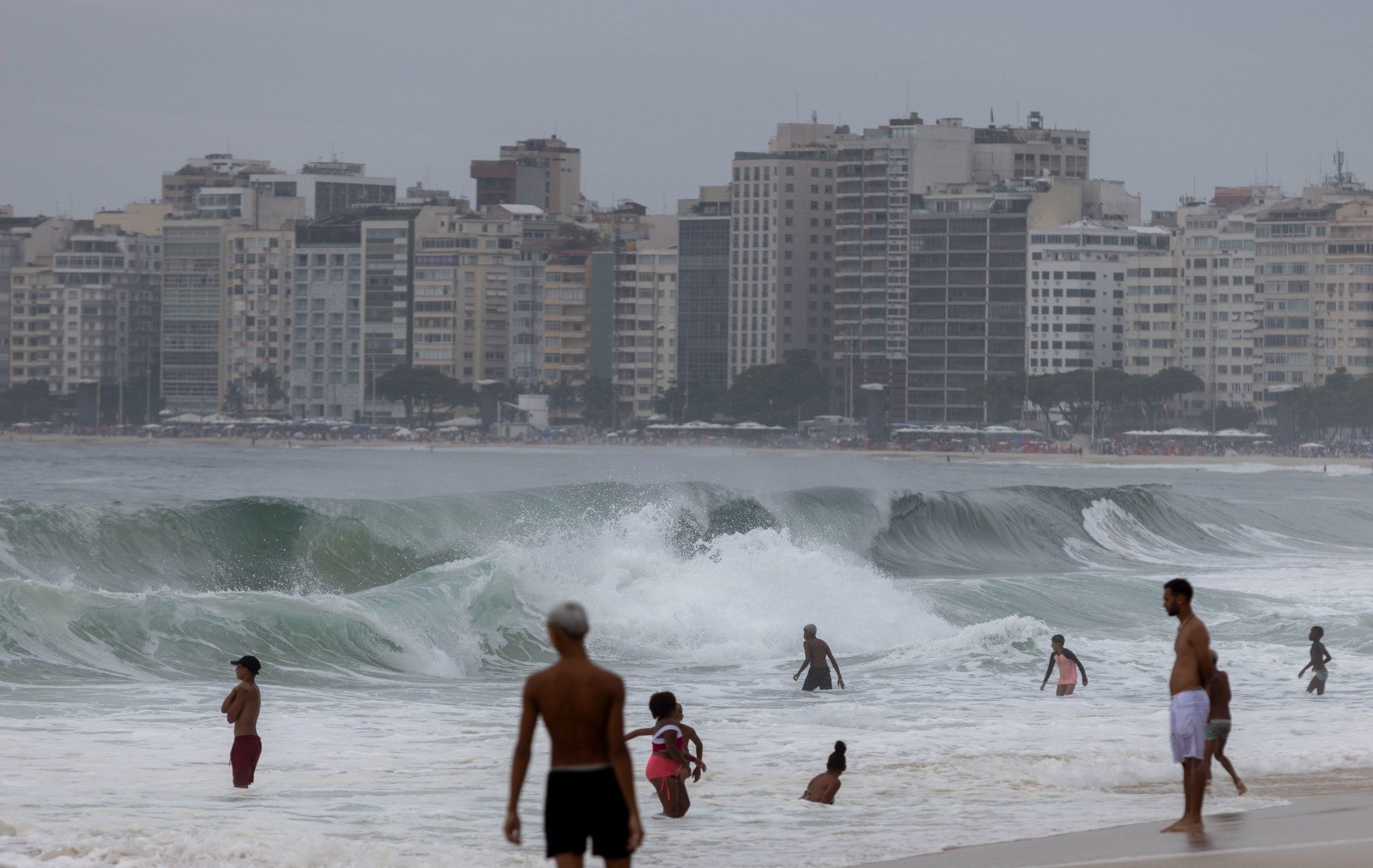Ressaca em Copacabana não intimida banhistas mas atrapalha trabalho dos ...