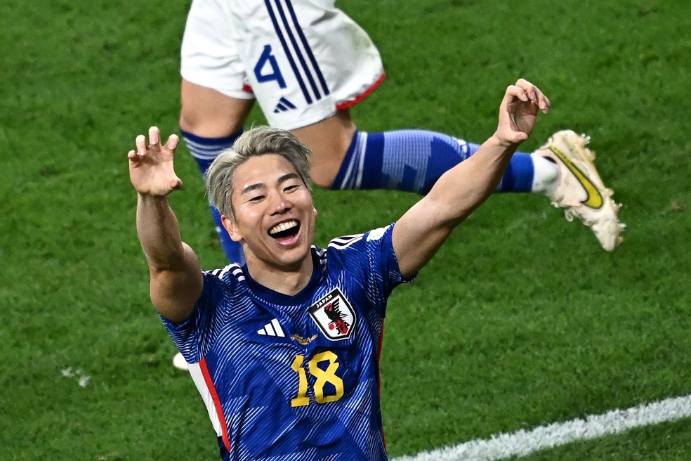 O atacante do Japão, Takuma Asano, comemora vitória — Foto: Anne-Christine Poujoulat/AFP