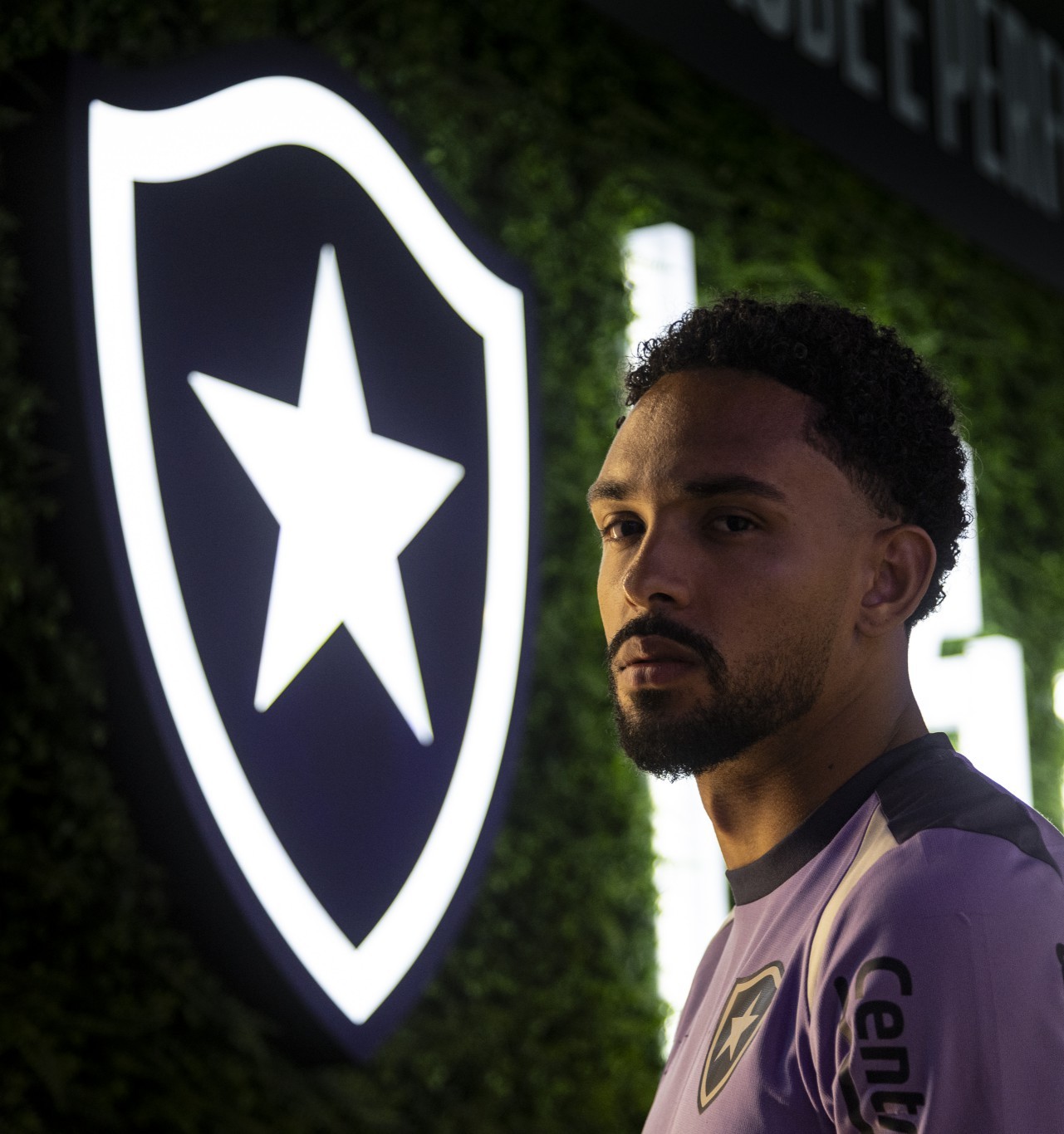 Vitinho, lateral do Botafogo, consta em pré-lista de Ancelotti para a seleção brasileira
