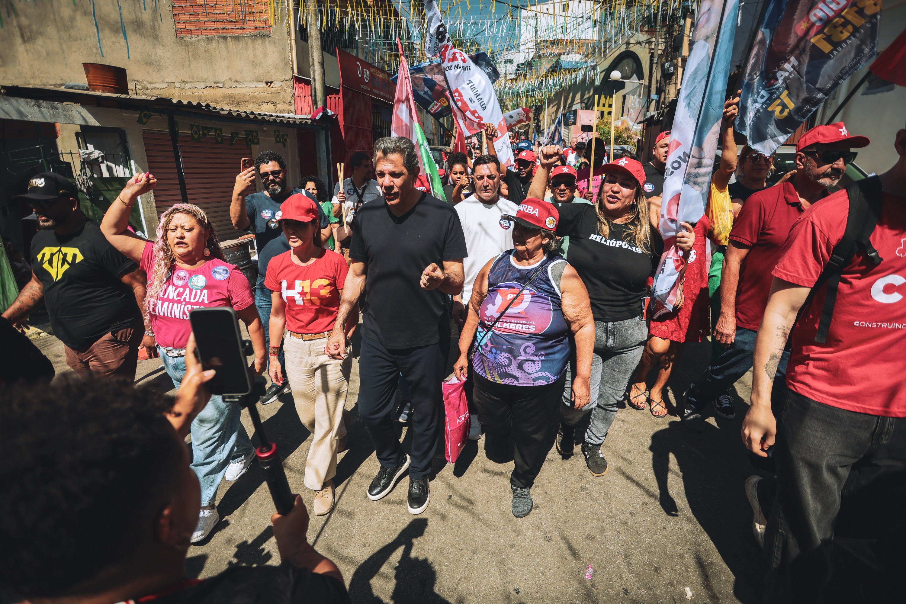 Após questionar dados da segurança e relatar intimidação da PM, Haddad acena a policiais em atos de campanha