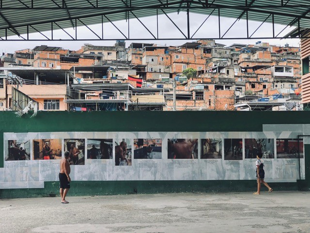 Adriano Imperador é tema de exposição em ruas e favela do Rio; veja fotos