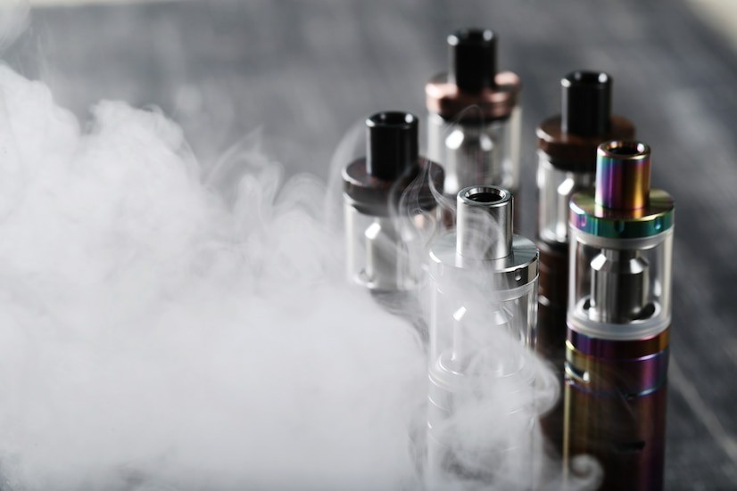 Resíduos da fumaça do vape afetam bebê ao entrarem em contato com grávida, mostra estudo