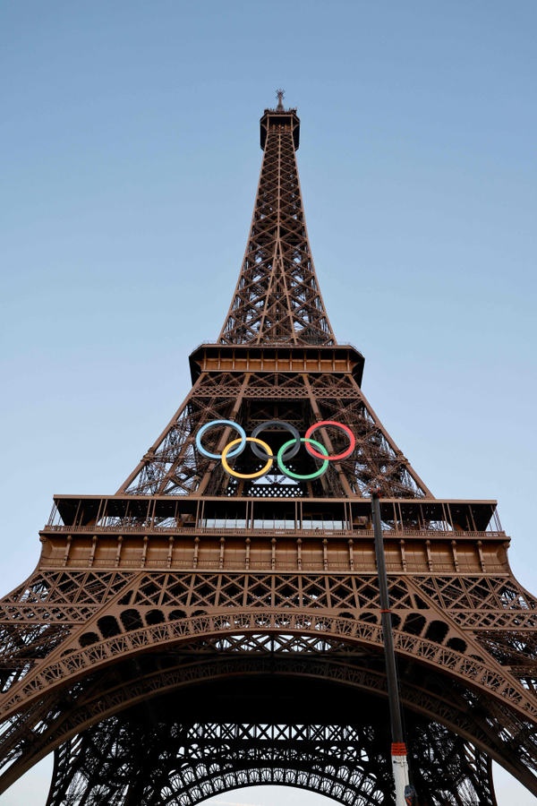 Os anéis olímpicos na Torre Eiffel