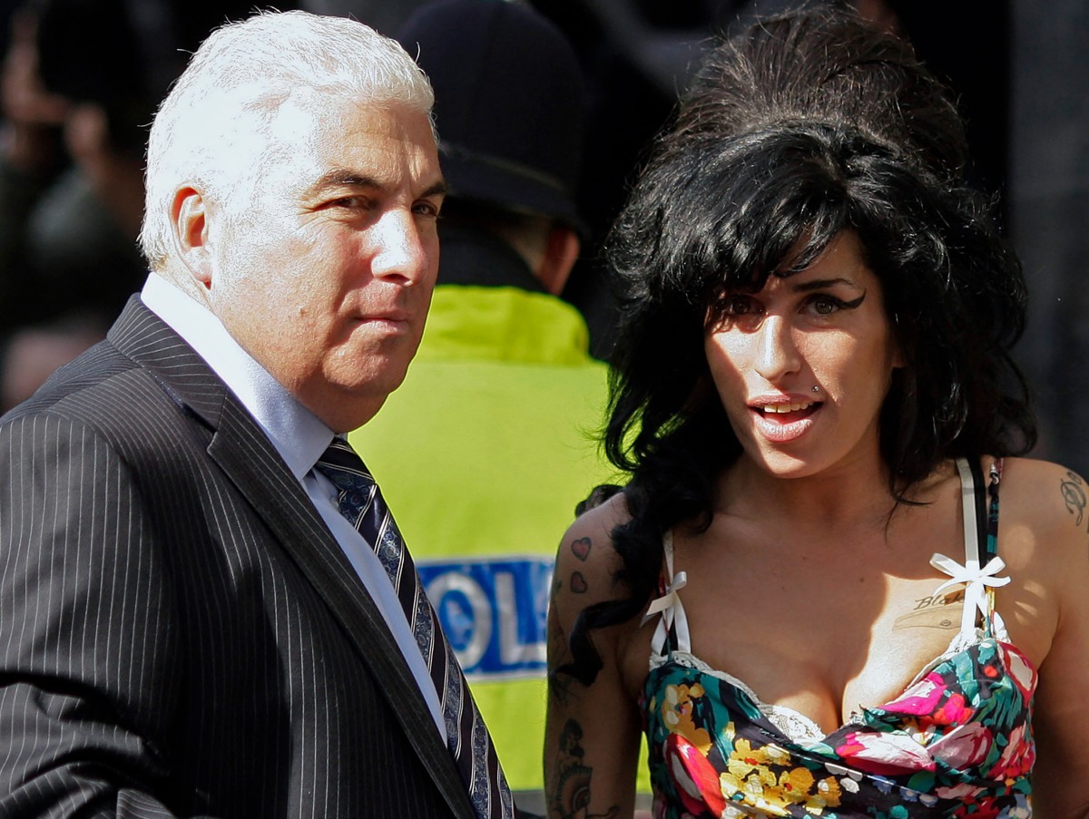 Pai de Amy Winehouse perde ação contra amigas da filha que leiloaram objetos da artista