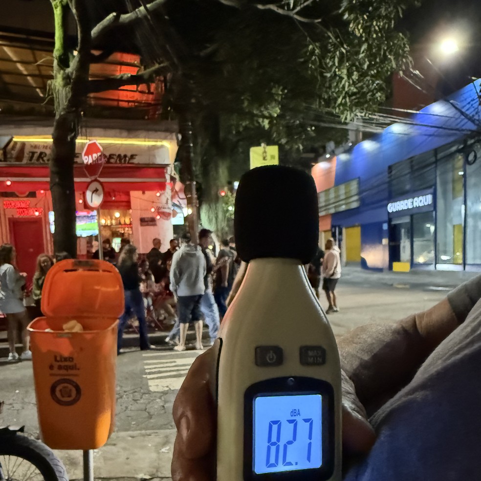 Na esquina das ruas Fernandes Guimarães e Arnaldo Quintela, em Botafogo, medidor registra decibéis superiores ao permitido em dia de frio — Foto: Selma Schmidt