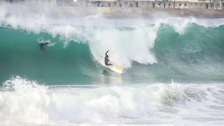 Surfista prestes a levar 'vaca' em Copacabana — Foto: Rejane Lemos/Divulgação