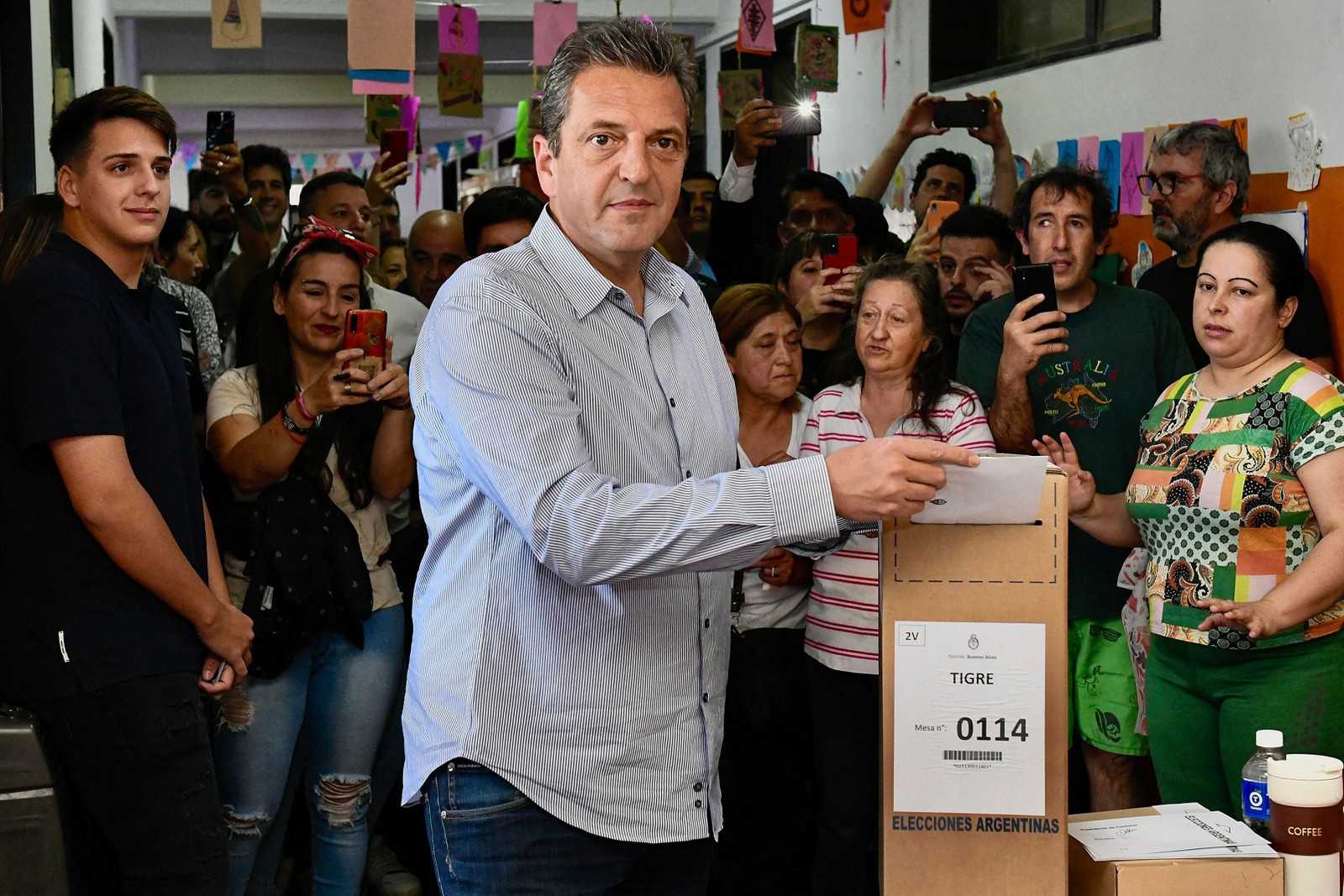 Ministro da Economia argentino e candidato presidencial, Sergio Massa vota em uma seção eleitoral em Tigre, Buenos Aires, no segundo turno das eleições — Foto: MAXIMILIANO VERNAZZA / UNION POR LA PATRIA / AFP