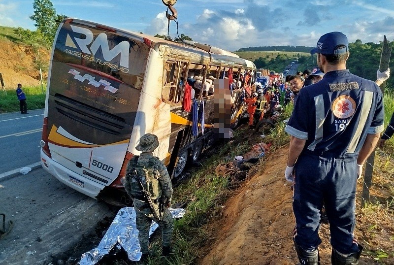 Ônibus de turismo que saiu do Rio de Janeiro tomba e deixa oito mortos na Bahia — Foto: Reprodução/Liberdade News