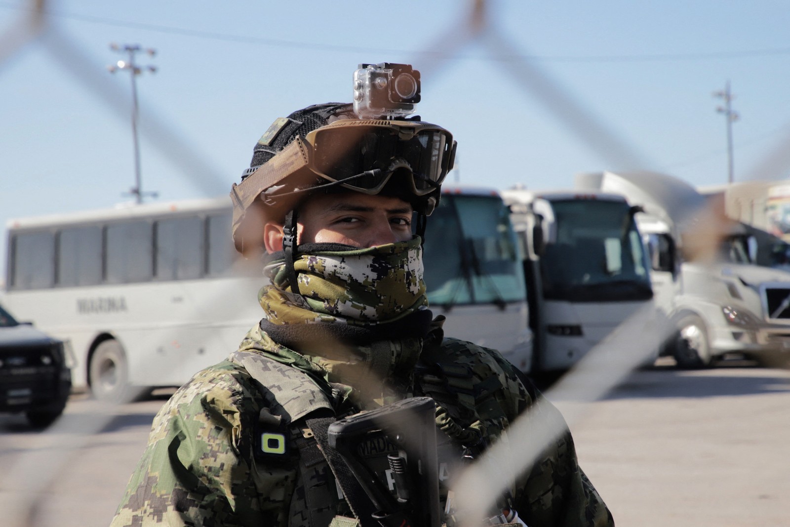 A member of the Mexican Navy stands guard during the construction of a temporary shelter on the Mexican-American border, in Matamoros, Mexico, 01/22/2025 — Photo: Quetzalli Blanco / AFP