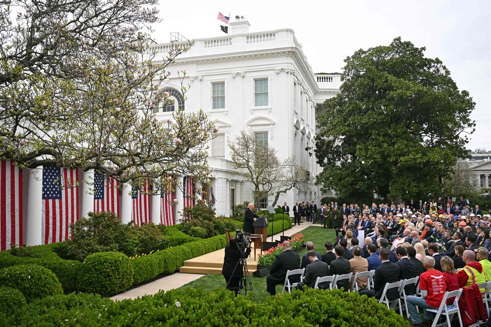 Cerimônia na Casa Branca na qual o presidente dos EUA, Donald Trump, anunciou o tarifaço global sobre importações — Foto: SAUL LOEB / AFP