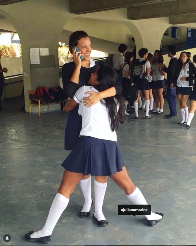 A menina com uma amiga, no ensino médio, no Colégio Pedro II, em Niterói — Foto: Álbum de família