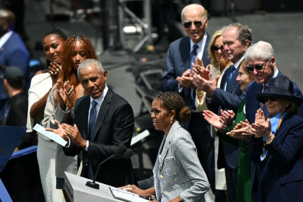 Michelle Obama discursa na inaugura&ccedil;&atilde;o do Obama Presidential Center, em Chicago, ao lado de Barack Obama, das filhas e dos ex-presidentes Bill Clinton, George W. Bush e Joe Biden &mdash; Foto: PEDRO UGARTE / AFP