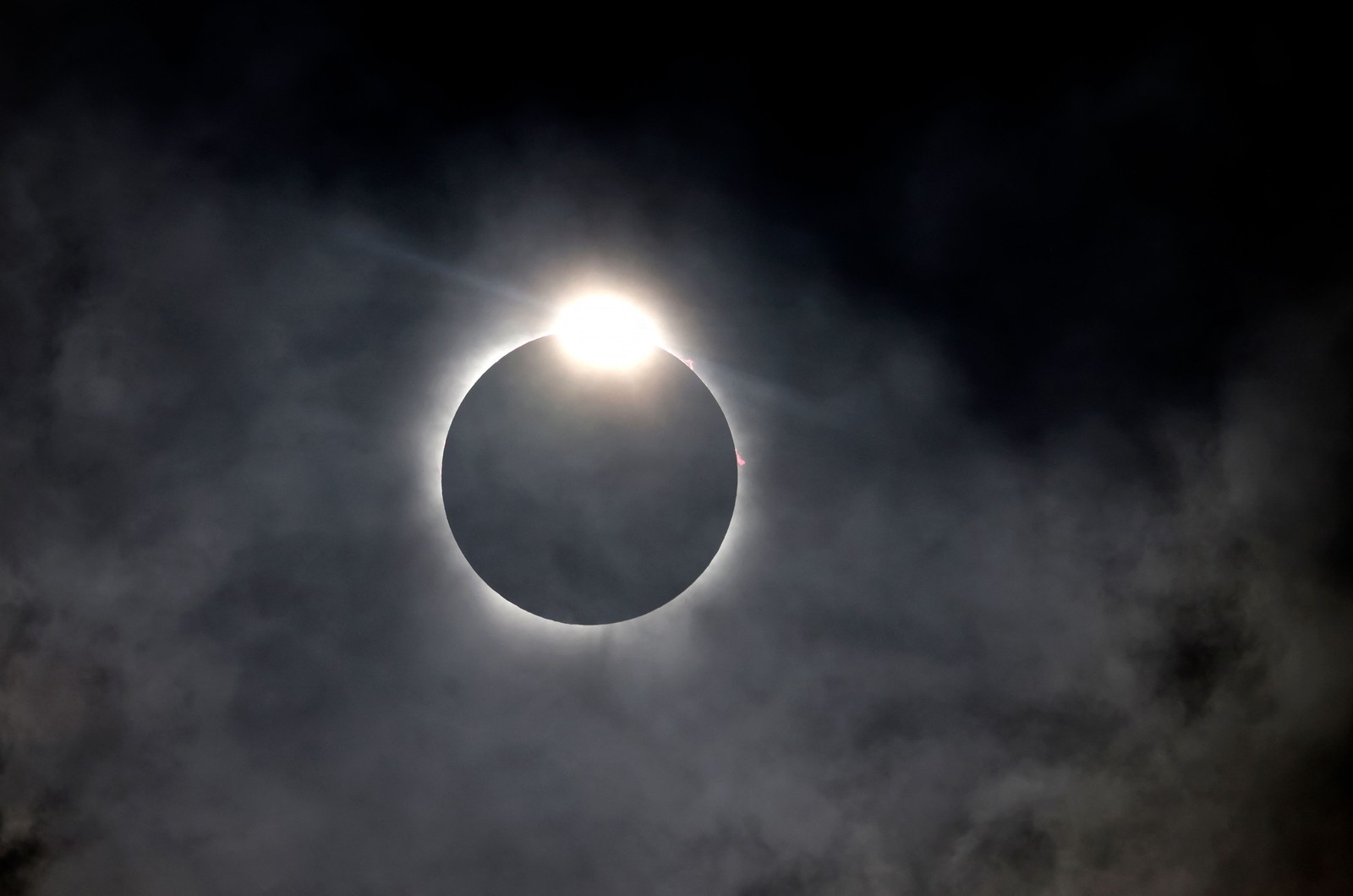 o "efeito do anel diamante" évisto Quando a lua eclipsa o sol. Fort Worth, Texas. - Foto: Ron Jenkins/Getty Images/AFP