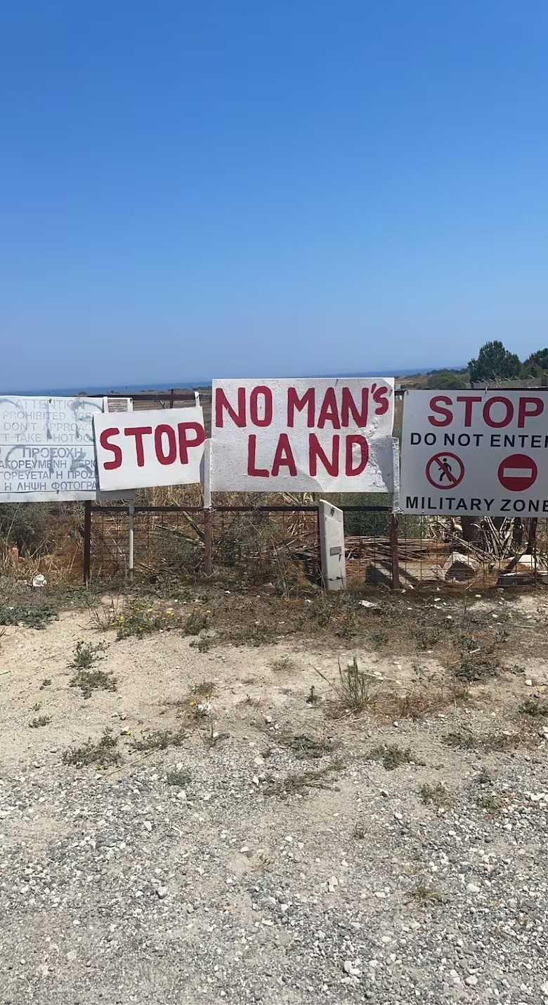 A administração turco-cipriota fechou Varosha e apenas um corredor está aberto aos turistas; o resto da cidade está fora dos limites. — Foto: Reprodução