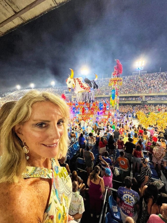 A embaixadora americana Elizabeth Frawley Bagley no carnaval do Rio  — Foto: Reprodução/Twitter