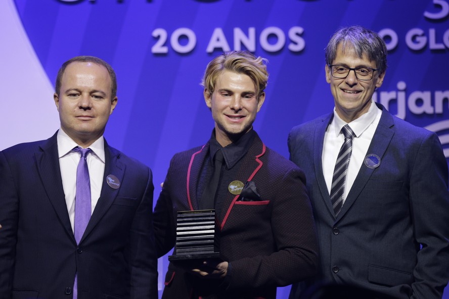 O produtor Daniel Dreifuss, vencedor na categoria Cinema e Séries, recebe o prêmio do editor-executivo Alessandro Alvim e do editor de Fotografia de O Globo, André Sarmento