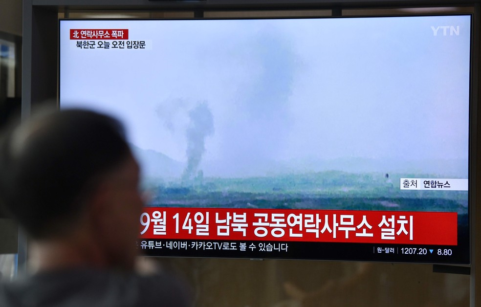 Canal denotíciasostra imaging de coluna defumaça Apósademoliçãodoe Scritóriodecontato intercoreano intercoreano em Kaesong, na coreia do Norte-foto-foto: Jung Yeon-je/afpp