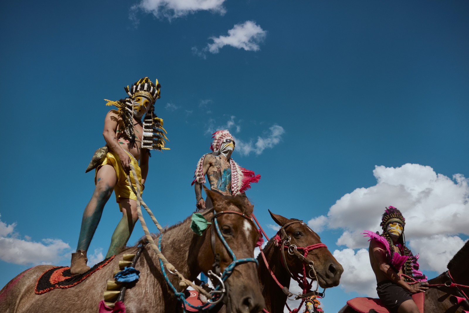 Fotos do ato 'Divino', na exposição 'Curucucu divino' — Foto: Divulgação/Fernando Young
