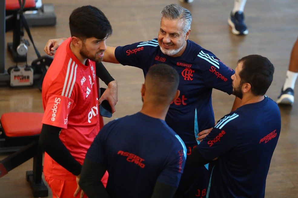 Rossi conversa com Boto no CT do Flamengo — Foto: Gilvan de Souza/Flamengo
