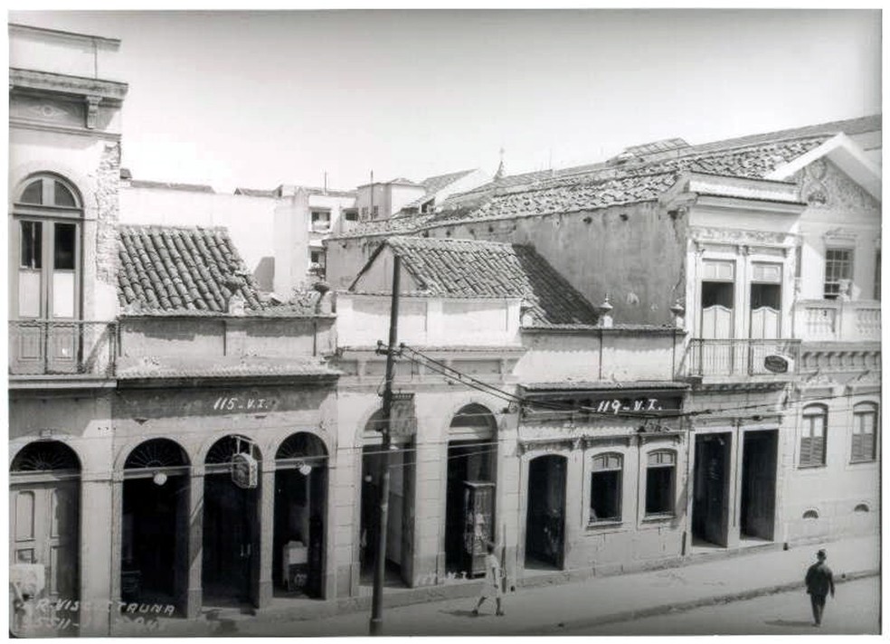 No final dos anos 10 e início dos anos 20, o número 119 da Rua Visconde Itaúna, na Praça Onze, abrigou a casa de Tia Ciata, onde sambistas se reuniam escondidos da polícia. Numa das rodas do local nasceu "Pelo telefone", marco fundador do samba — Foto: Augusto Malta / Arquivo Geral da Cidade do Rio de Janeiro