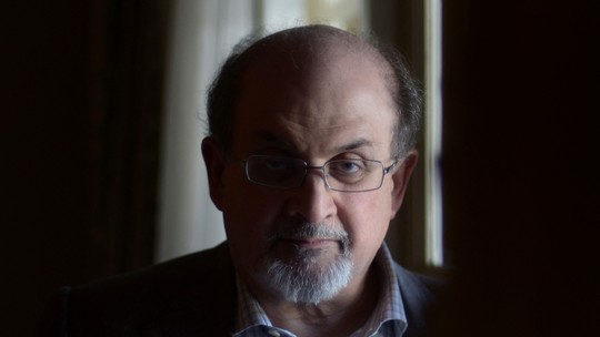 Salman Rushdie dá primeira entrevista após esfaqueamento: 'O que vai acontecer amanhã é mais importante do que o que aconteceu ontem'