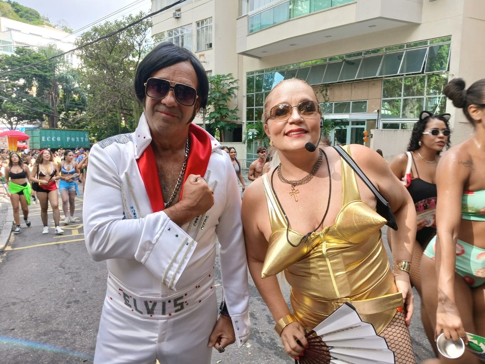 Alexandre, de Elvis, e Lis de Madonna no Bloco Laranjada — Foto: Patrick Chaia