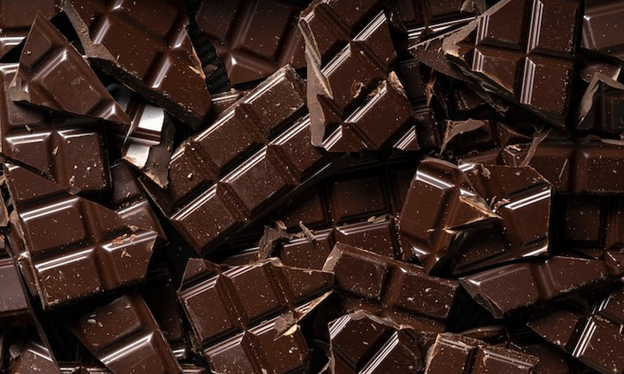 Comer chocolate dá acne? Saiba o que a ciência diz sobre?