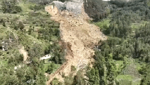 Vídeo mostra dimensão do deslizamento que deixou mais de dois mil soterrados