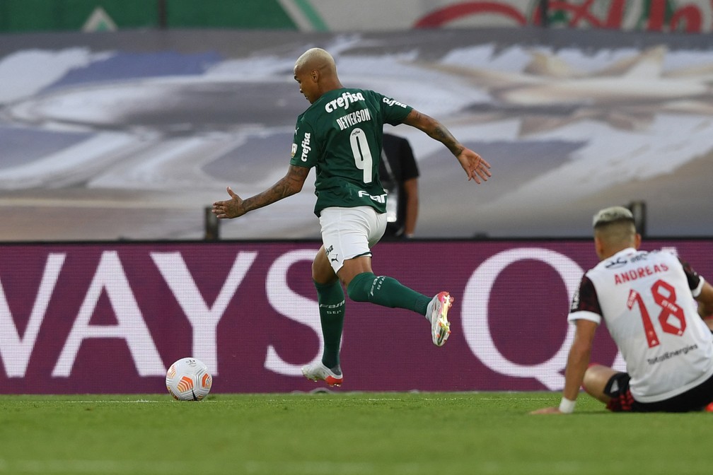 Deyverson em lance que resultou no gol do título do Palmeiras na Libertadores 2021 — Foto: PABLO PORCIUNCULA / AFP