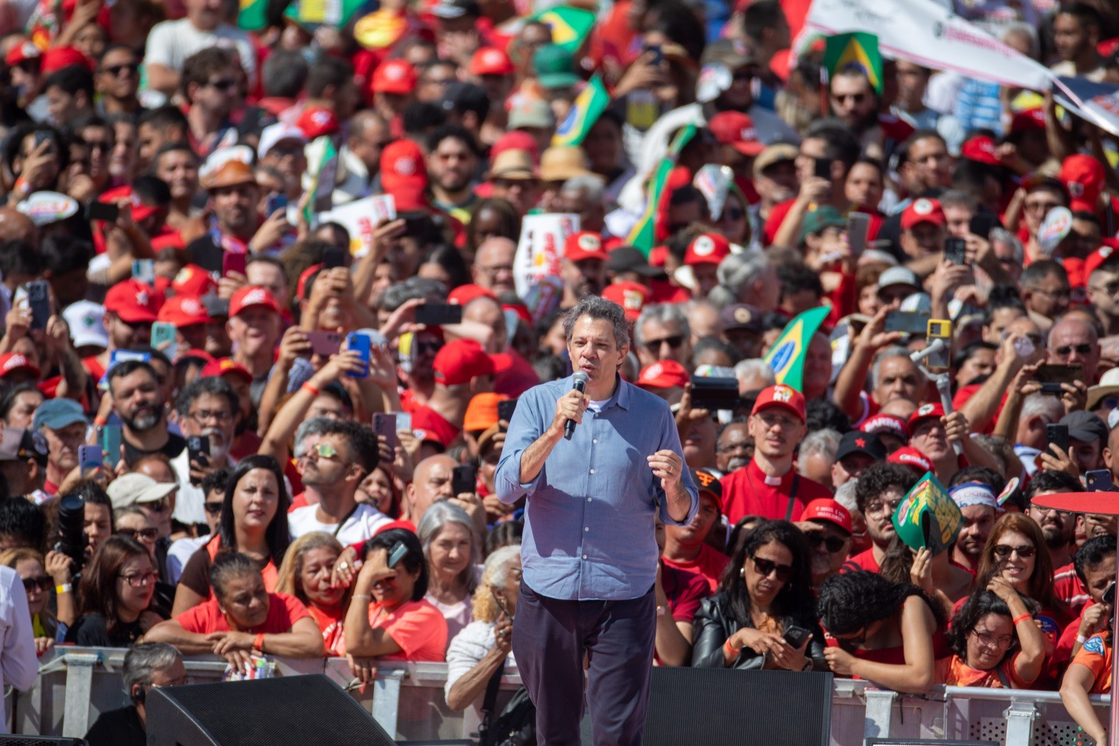 Haddad abre campanha com Lula em estádio do ABC, elogia padrinho e faz apelo às bases