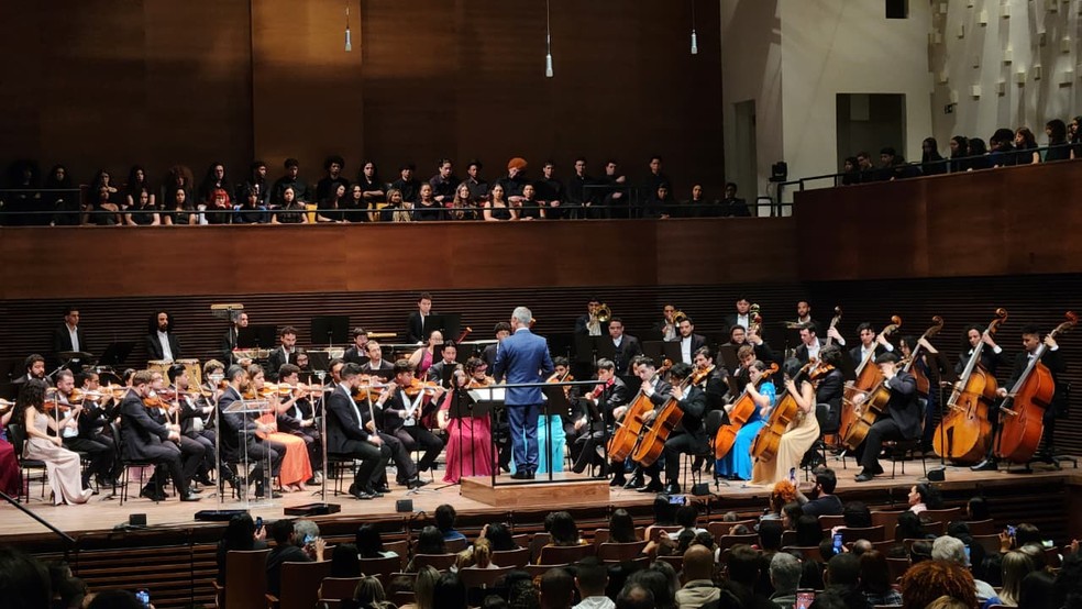 Apresentação da Orquestra Sinfônica de Heliópolis na abertura do Teatro Baccarelli — Foto: Hyndara Freitas/O Globo