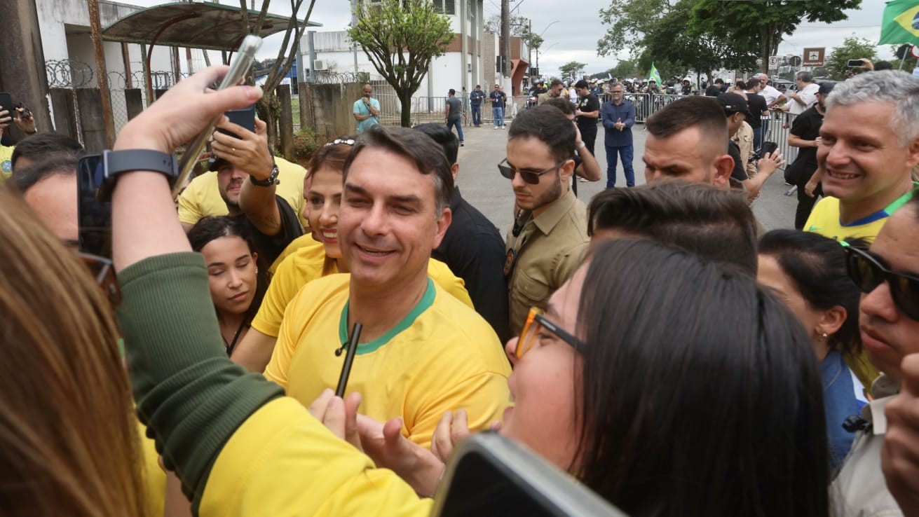 Operação sobre Dark Horse preocupa campanha de Flávio, que aposta na crise do STF para conter desgaste - Foto
