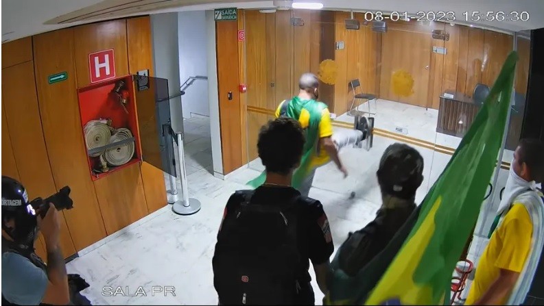 Câmera de segurança mostra manifestantes dentro do Palácio do Planalto — Foto: Reprodução