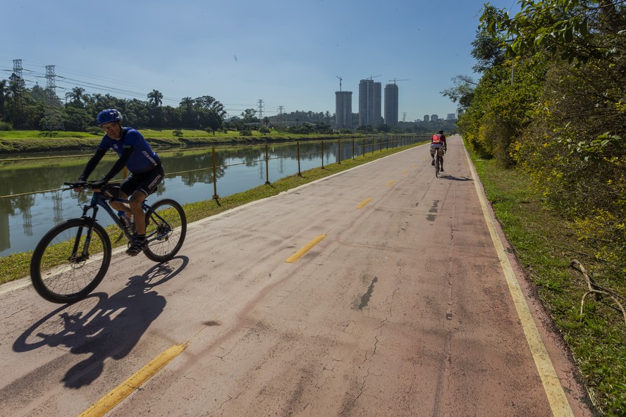 Ciclovia na Marginal Pinheiros, Zona Oeste de São Paulo. Capital paulista tem 689,1 quilômetros de faixas para bikes