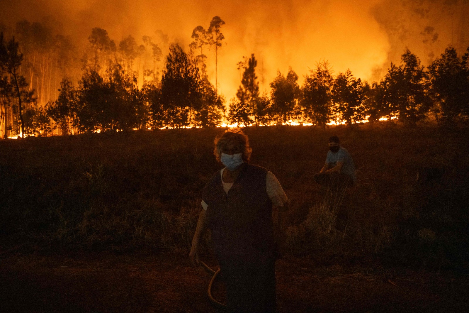 Com Mangueira noChão, Moradores deáguedaDiante do Fogo -foto: Patríciade Melo Moreira/AFP