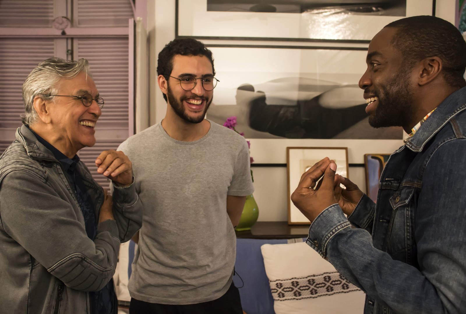 Caetano e Zeca Veloso gravaram o programa "Espelho", do multiartista Lázaro Ramos, em 2018 — Foto: VALMYR FERREIRA