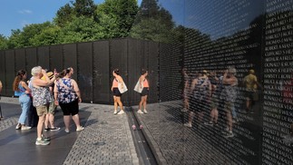Vistantes redletidos nas paredes de Mármoredo Memorial em homenagem aos aos Americas Mortos na Guerra do Vietnã, Em Washington DC, NOS EUA - FOTO: EDUARDO MAIA / O GLOBO