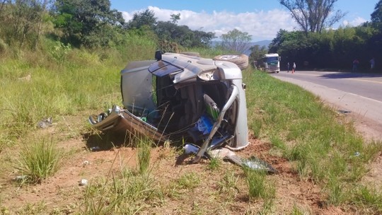 Carro capota após bater em caminhão e vítimas graves ficam presas às ferragens, em Itabirito (MG); veja fotos