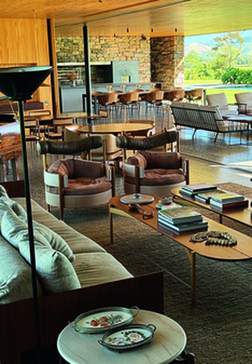 Visão interna da casa de Beatriz Meyer: móveis que contam histórias — Foto: Divulgação