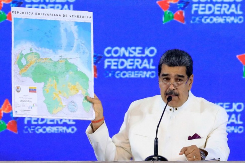 O presidente Nicolás Maduro mostra um 'novo mapa' da Venezuela durante reunião da Assembleia Nacional, em Caracas — Foto: ZURIMAR CAMPOS/ Presidência da Venezuela/ AFP